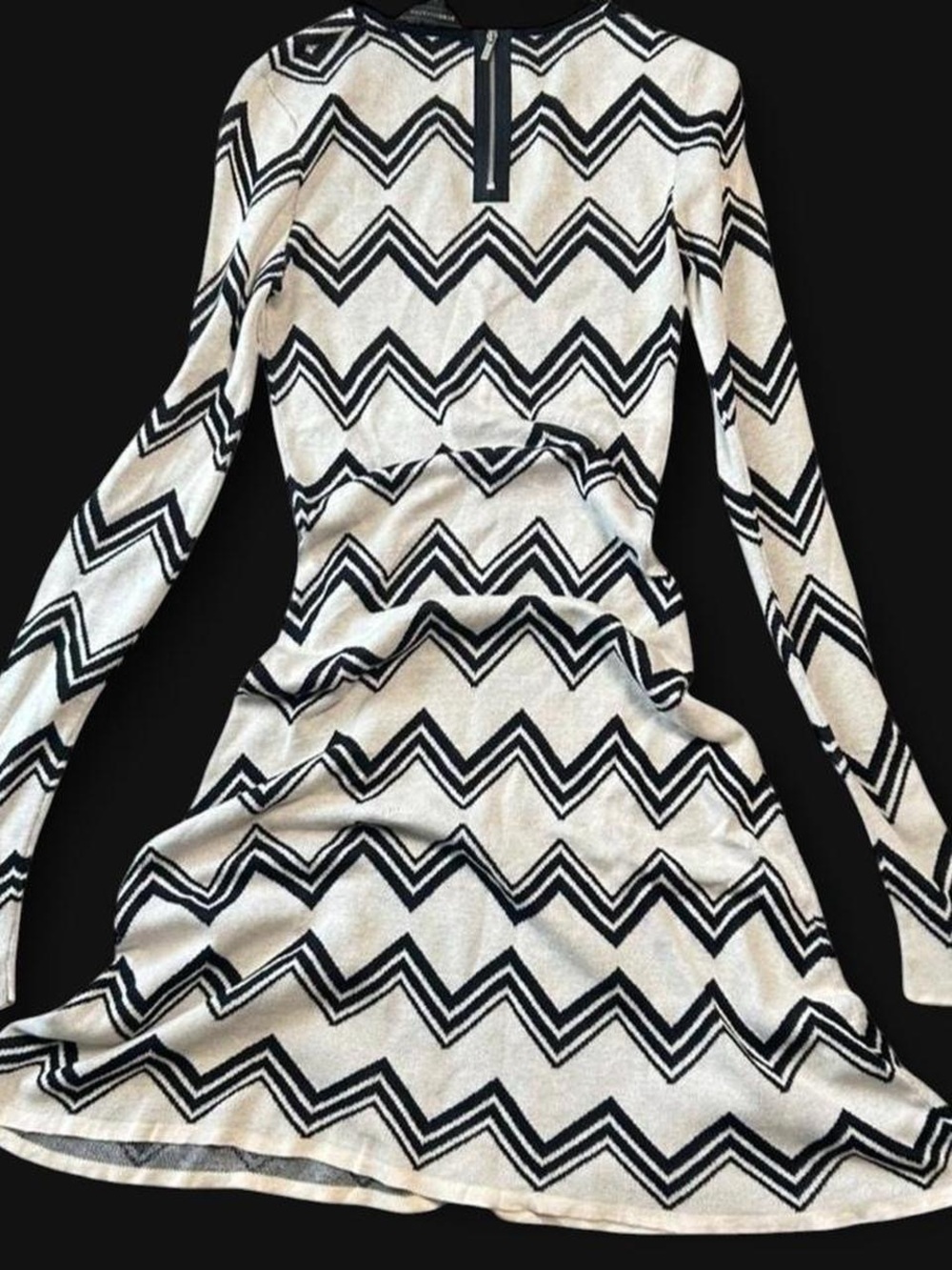 BCBGMaxAzria Silk Chevron Print Dress – Size S – Black & White Long Sleeve